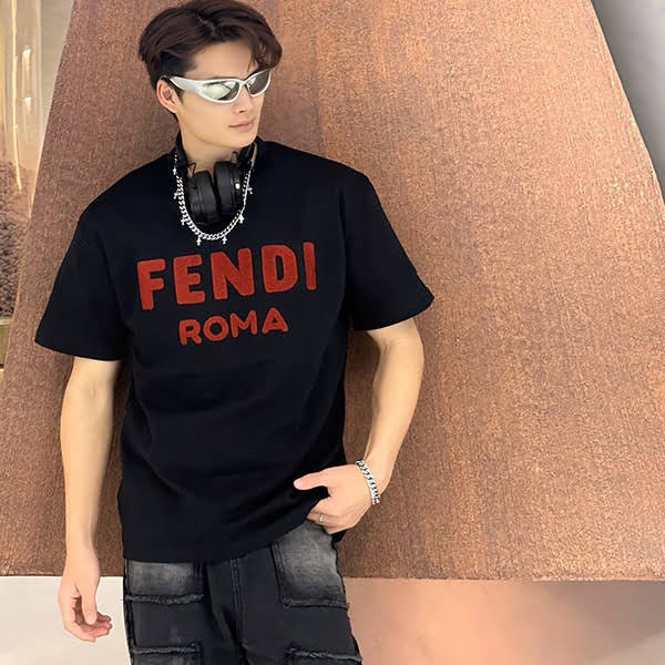 フェンディ 偽物 ロゴ エンブロイダリー クルーネックTシャツ fek26979